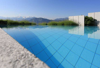 foto ambiente de una piscina donde usar la electrólisis salina
